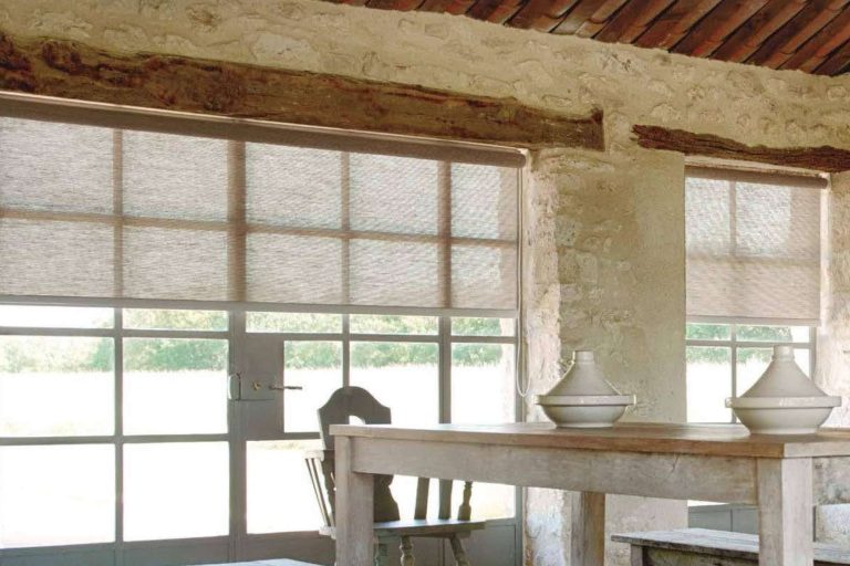 Estores enrollables de control solar para mantener la elegancia funcional en un hogar confortable