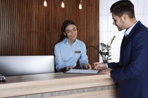 OfficeDeco se ocupa del diseño de muebles de recepción de forma personalizada