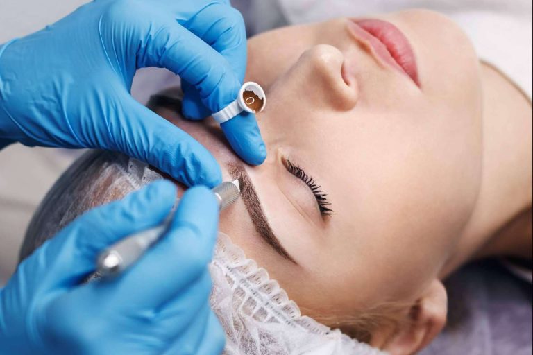 Microblading de cejas, técnica de maquillaje permanente para unas cejas pelo a pelo en Alicante