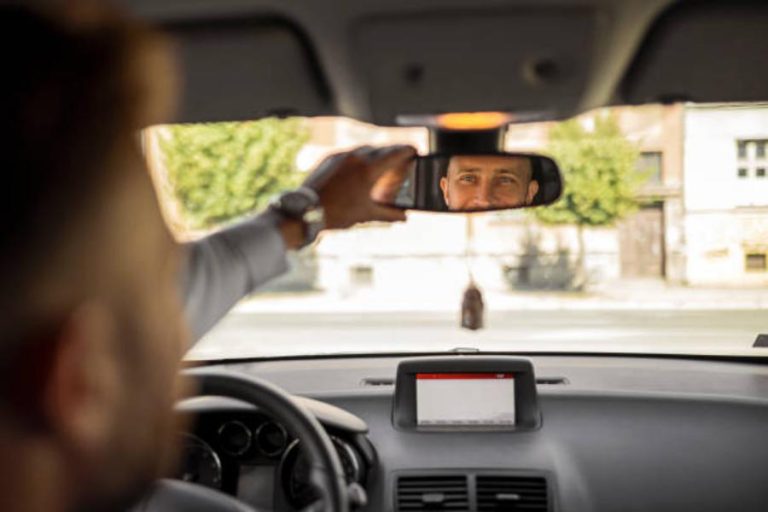 ¿Puede multarte la DGT por colgar algo en el retrovisor? La respuesta te dejará alucinado