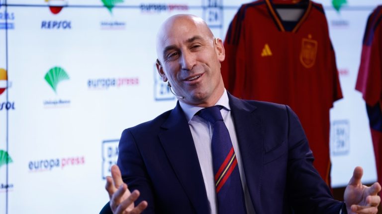 Luis Rubiales se enroca en su cargo y se niega a dimitir