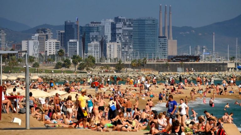 Multas hasta 3,000 euros por reservar sitio en la playa