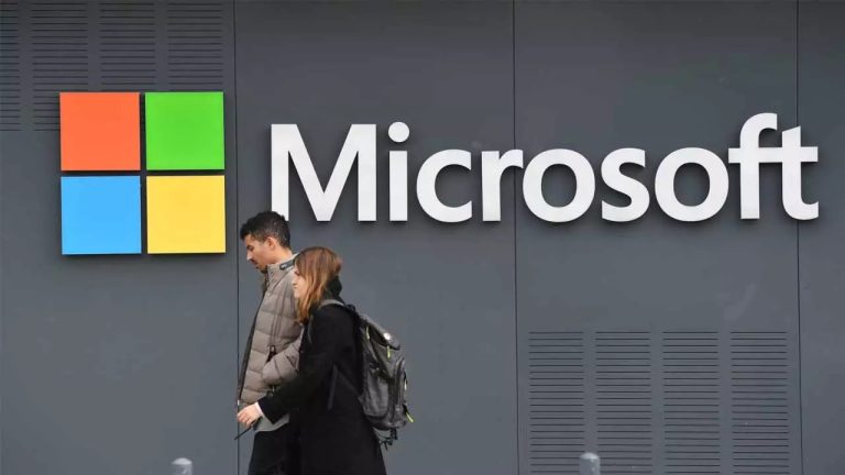 Microsoft idea una mochila con asistente para que personas con discapacidad visual interactúen con el entorno