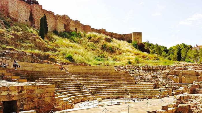 No solo playa: lo que no puedes perderte en un fin de semana en Málaga 1 Teatro Romano y la Alcazaba