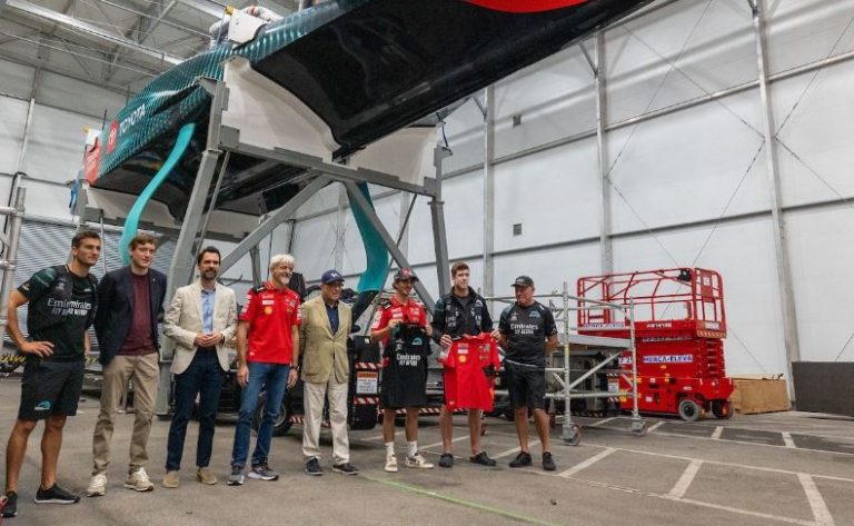 El Emirates Team New Zealand se hermana con Ducati Lenovo Team en un encuentro entre campeones en Barcelona