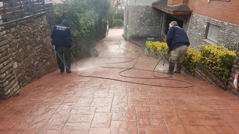 PAVIANDRES explora diversas aplicaciones del hormigón impreso en la decoración de espacios exteriores