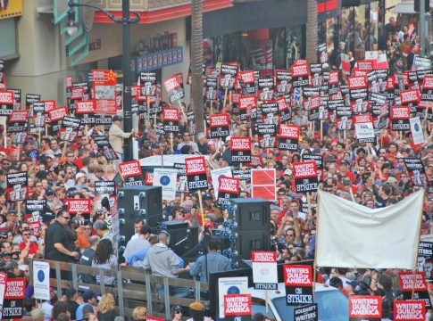 La huelga de guionistas de Hollywood termina en la madrugada