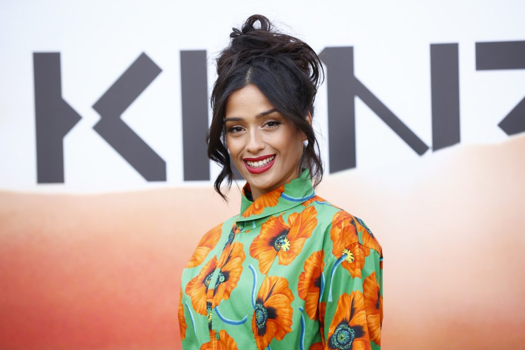 Cómo Copiar las Ondas en el Pelo de Chanel