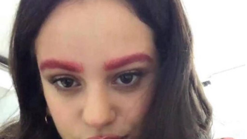 El look juvenil y dulce de Rosalía con cejas cepilladas