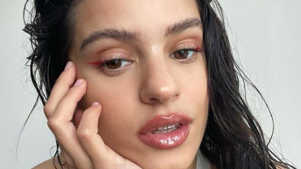 Un cambio notable de Rosalía: de cejas despeinadas a un look impactante