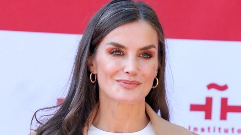 El sencillo truco de la reina Letizia para lucir unas canas siempre perfectas