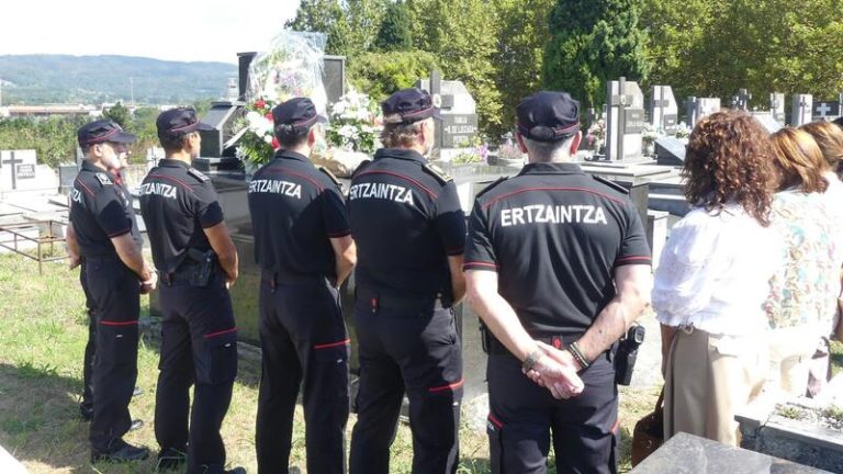 La Ertzaintza rinde homenaje en Sondika a Alfonso Mentxaka Lejona, agente asesinado por ETA en 1991