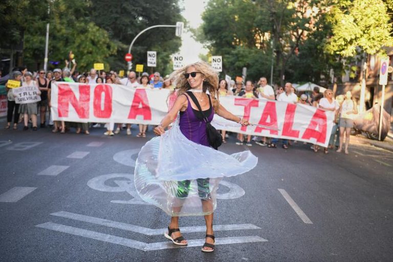 Asociaciones vecinales de Retiro (Madrid) se manifiestan hoy contra la amenaza de tala de 168 árboles en el distrito