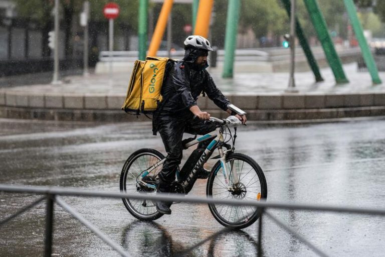 Lluvias y tormentas pondrán este lunes en riesgo a una quincena de provincias de diez CCAA
