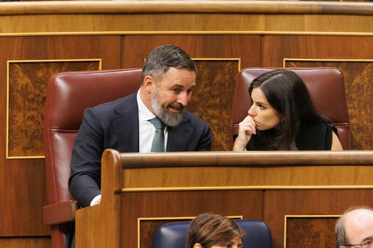 Los diputados de Vox abandonan el hemiciclo del Congreso durante la intervención en gallego de un diputado del PSOE