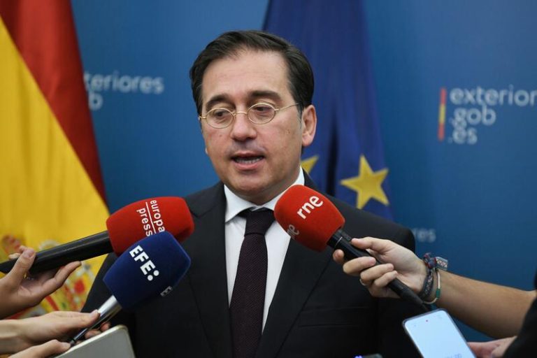 Albares enmarca la propuesta de priorizar el catalán para agilizar la oficialidad de las tres lenguas en la UE