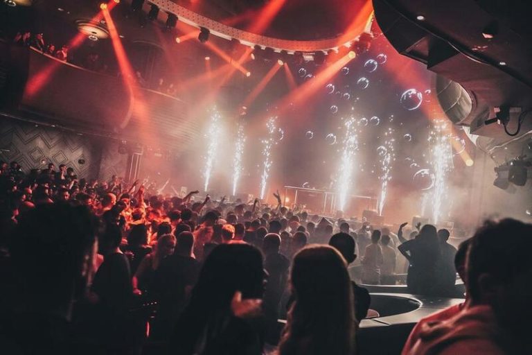 Joven de 28 años, que gasta una media 18 euros y planifica su salida, perfil del público de las discotecas