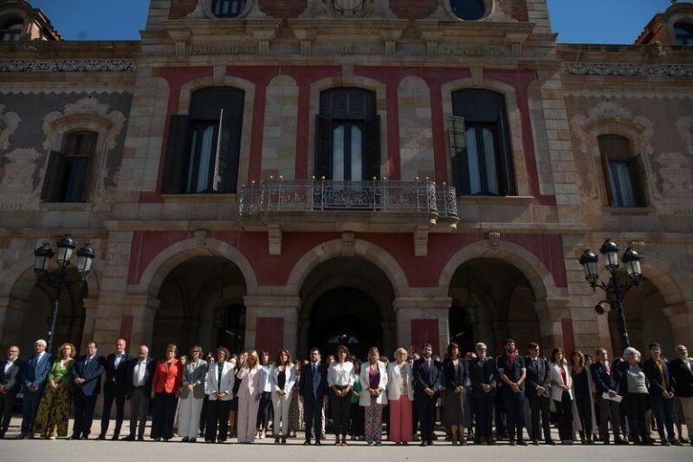 El Parlament guarda un minuto de silencio por las tres últimas víctimas de feminicidio en Cataluña