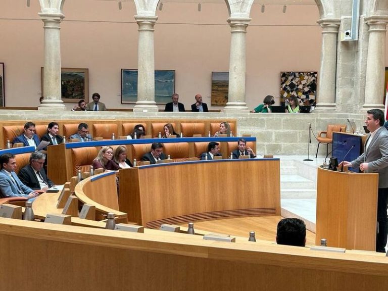 PP y Vox aprueban en el Parlamento riojano rechazar 