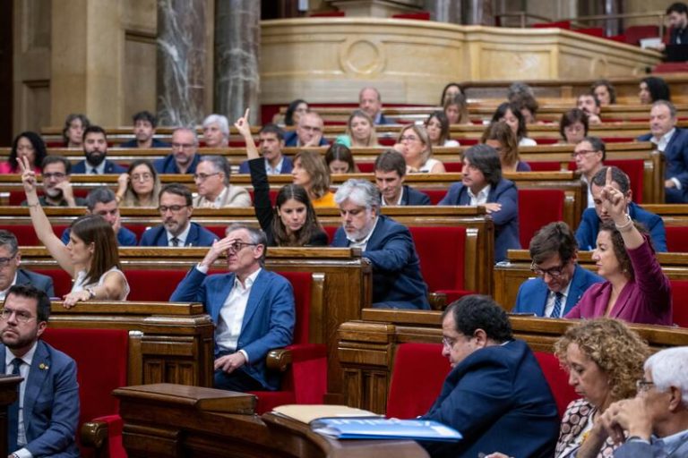 El Parlamento catalán avala condicionar la investidura de Sánchez al referéndum con el 'sí' de ERC y Junts