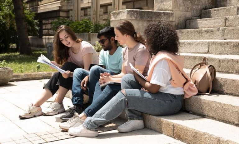 Amazon desvela lo más relevante para los universitarios: aumento del gasto académico, tecnología en el estudio e inversión en entretenimiento por streaming