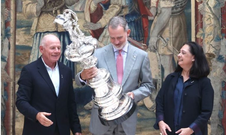 Felipe VI recibe a Jaume Collboni, Wayne Griffiths y Grant Dalton en su visita a Barcelona