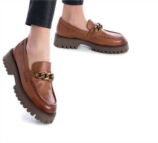 Mocasines de mujer de piel color camel con detalle de cadena