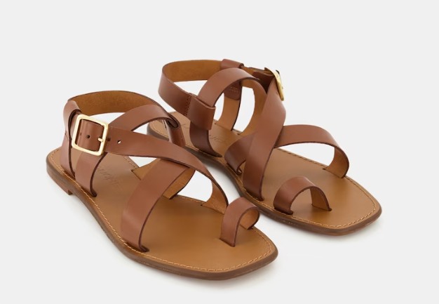 Zapatos planos y elegantes de El Corte Inglés por menos de 60 euros 7 Sandalias planas de mujer en piel con tiras anchas y cierre de hebilla