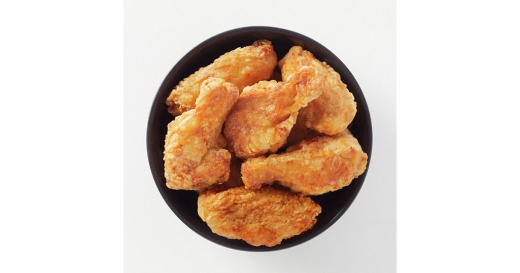 ¿Por qué es más sano cocinar alitas de pollo al horno que freírlas?