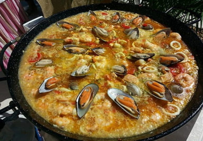 Cómo hacer una paella de marisco fácil igual que Arguiñano
