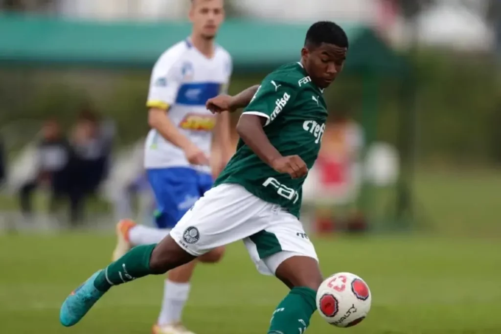 Endrick le saca partido a su estampa de estrella