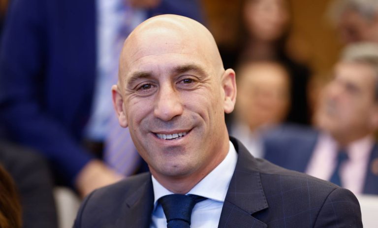 Rubiales no podrá volver al fútbol hasta 2026 por acoso y tocamientos