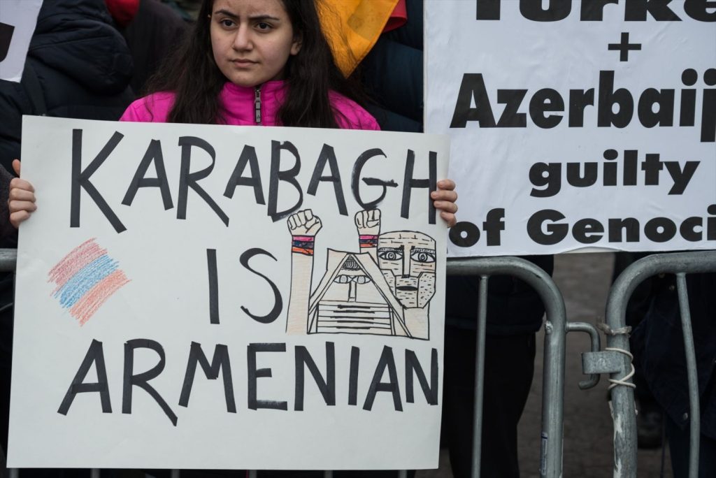 Armenia se rinde definitivamente en Nagorno-Karabaj y convulsiona el Cáucaso 3 EuropaPress 3344356 manifestacion comunidad armenia estados unidos frente sede naciones unidas