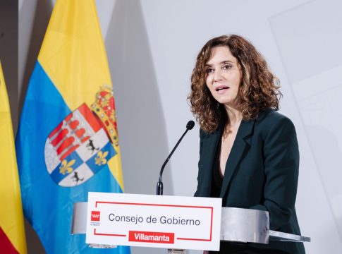 Ayuso cambia la estrategia de huir de las cámaras rivales y se anota a la pantalla del Canal Red de Pablo Iglesias