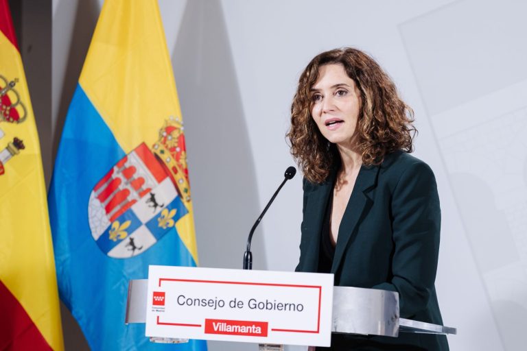 Ayuso cambia la estrategia de comunicación del PP y explota en la cámara de canal Red