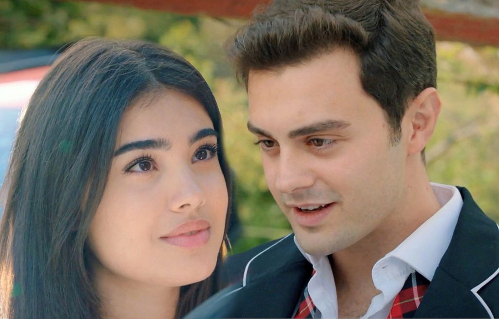 La visita que hace Oğulcan en “Hermanos”