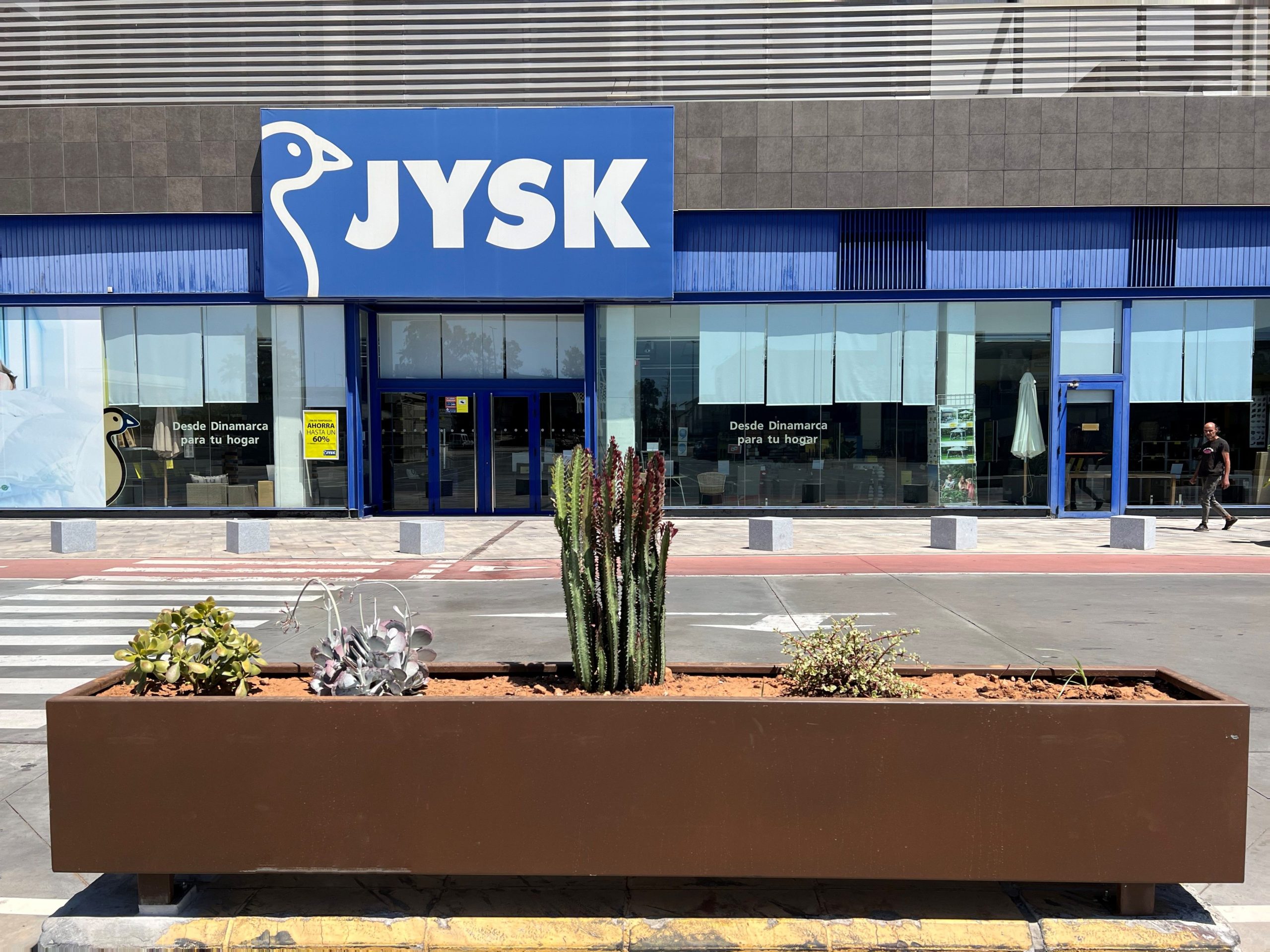 La Salera renueva su imagen con innovadoras jardineras urbanas de diseño personalizado 1 IMG 5750 scaled