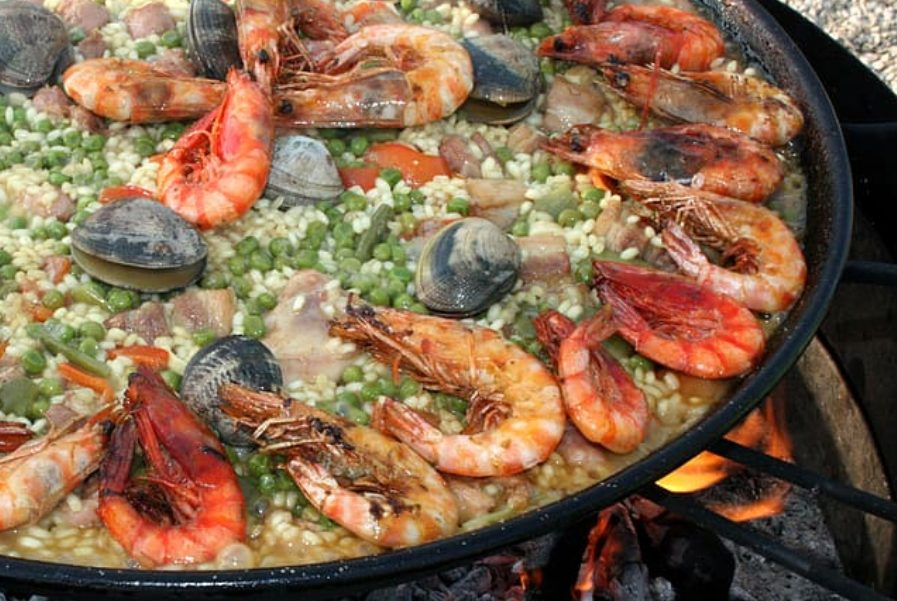 Cómo hacer una paella de marisco fácil igual que Arguiñano