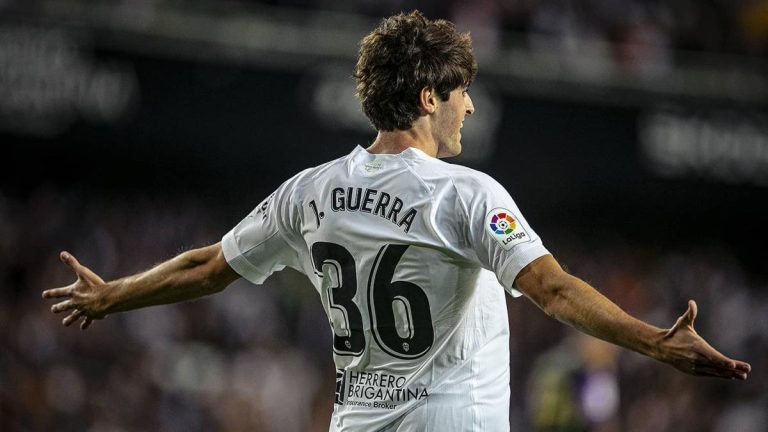 Javi Guerra se cansa de las promesas vacías del Valencia CF: reactiva su fichaje