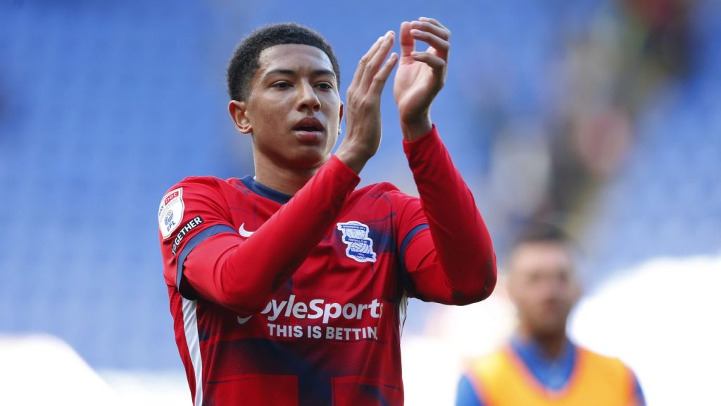 Jude es mayor que él