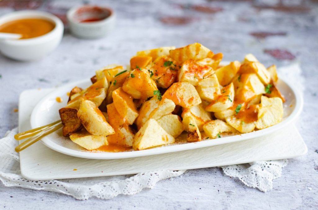 Salsa brava de mayonesa de las patatas a las dos salsas