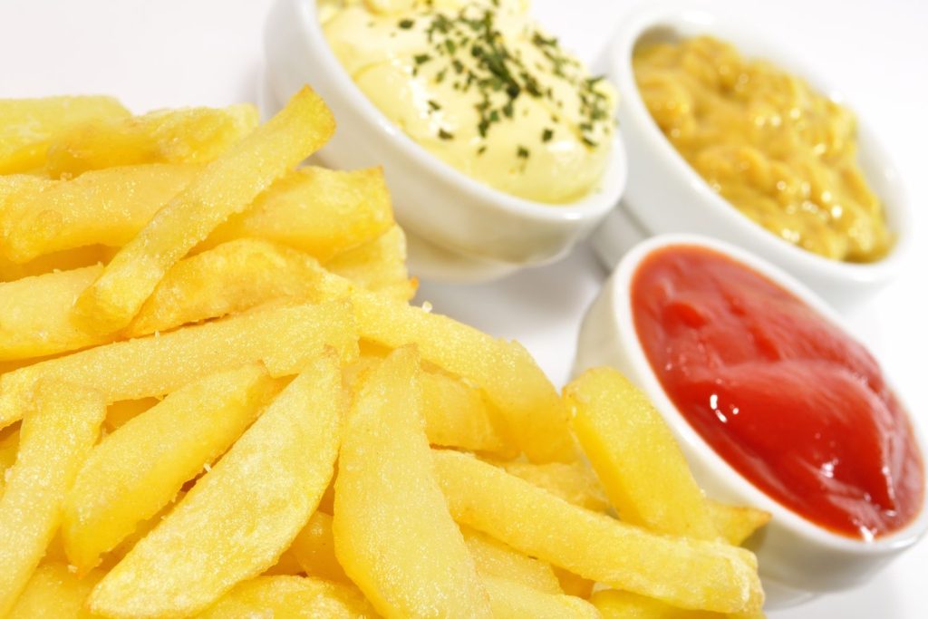 Patatas a las dos salsas, una combinación de sabores