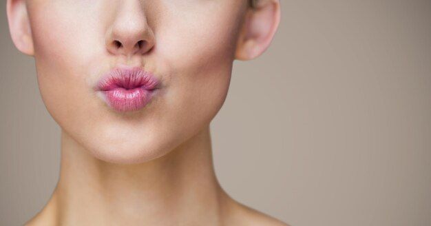 Labios fruncidos, morderse los labios