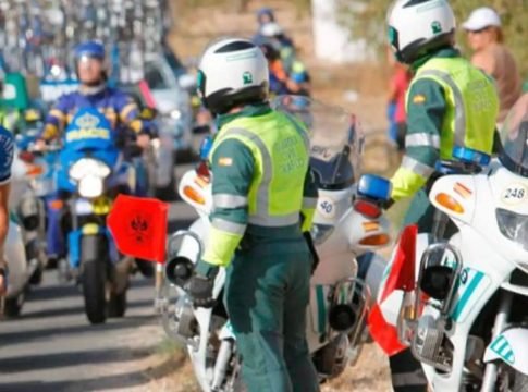 Las redes sociales echan la culpa a la Guardia Civil de intervenir en la Vuelta Ciclista