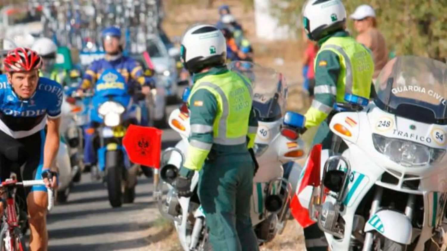 Las redes sociales echan la culpa a la Guardia Civil de intervenir en la Vuelta Ciclista