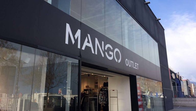 Mango tira la casa por la ventana con estos vaqueros imprescindibles por 6 euros