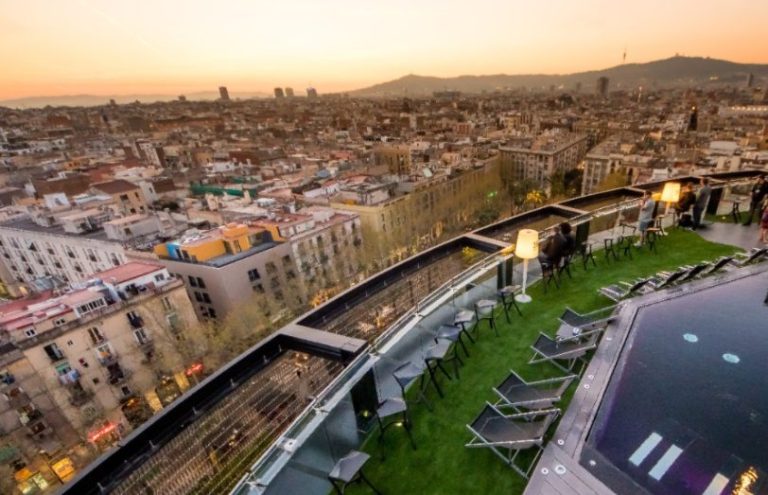 Ruta de tapas en Barcelona: 19 bares con tapa y bebida a 5€ en la Fiesta Mayor del Raval
