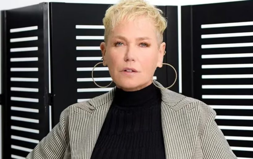 cantante y presentadora brasileña