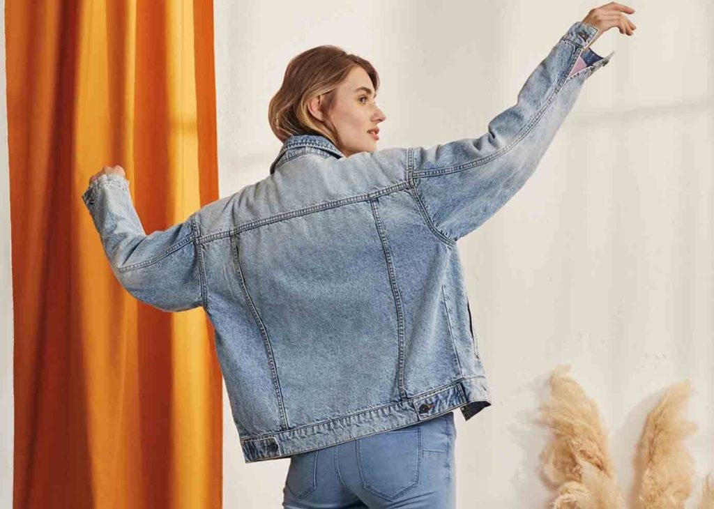 Lidl te apaña el otoño con esta cazadora vaquera a un precio de risa 235 La cazadora de Lidl con estilo extragrande