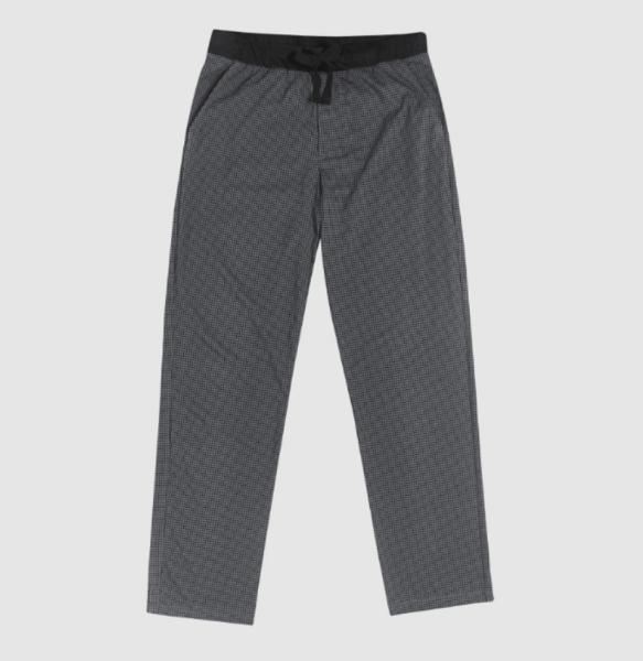 El pijama no incluye elementos decorativos adicionales